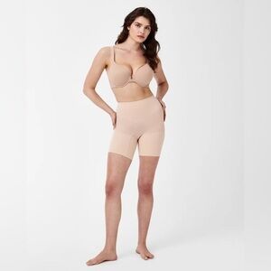 Seamless Power Sculpting Mid-Thigh Short Small